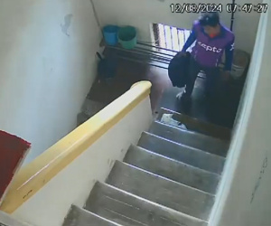 Cô gái 'choáng nặng' sau khi chứng kiến nam shipper có hành động với gói hàng của mình
