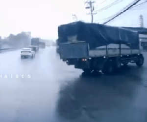 Clip: Tài xế xe tải nghi cố tình cán người sau tai nạn gây phẫn nộ