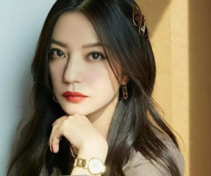 Cuộc khủng hoảng khủng khiếp của gia đình Triệu Vy: Bố qua đời khi con gái bị phong sát, anh trai ly hôn