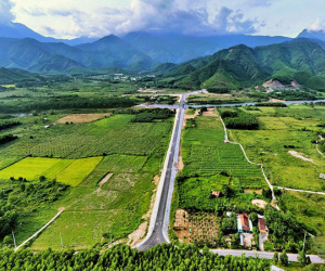 Mê mẩn trước tuyến đường băng qua cánh đồng lúa giữa núi rừng ở Đà Nẵng