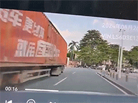 Tài xế phanh xe 'dúi dụi' khi thấy người đàn ông chui ra từ gầm xe container với thứ đang trên tay