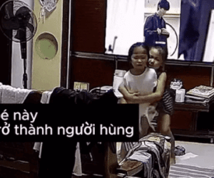 Em gái bị hóc kẹo, chị gái 6 tuổi cứu mạng em thần kỳ bởi hành động không ngờ