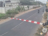 Người đàn ông đi xe máy ngã văng khỏi xe máy khi đâm vào barie đường sắt
