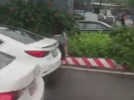 Hai tài xế bỏ xe, vật nhau giữa đường phố Hà Nội giờ cao điểm khiến dân tình ngán ngẩm