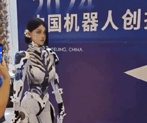 Trung Quốc: Robot tại triển lãm bị vạch trần do... người thật đóng giả