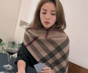 Nóng: Hoa hậu Kỳ Duyên bị 'đào' lại ảnh đánh bài giữa bão tranh cãi