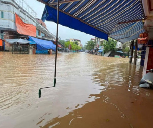 Mưa lớn trong 1 giờ, 74 ngôi nhà ở thành phố Lào Cai chìm trong nước