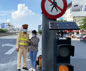 Đi bộ vào đường cao tốc đón xe về quê, người phụ nữ ngỡ ngàng nhận phiếu phạt