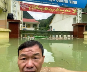 Thầy hiệu trưởng bơi vào trường vì lo gạo ăn của học sinh bị nước lũ nhấn chìm: Bất ngờ nhận tin vui