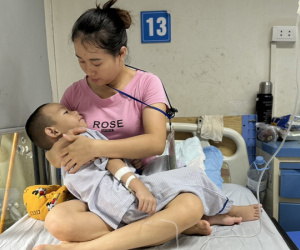 'Mẹ không phải lo, con sẽ khỏi bệnh để được đi học', câu nói của bé 4 tuổi khiến người mẹ xót xa
