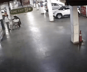 Cha mẹ mải đứng nói chuyện, con gái bị ô tô đâm trúng