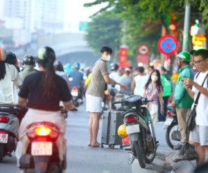 Xe dù, bến cóc lại rầm rộ, người dân Hà Nội đứng bắt xe trên đường