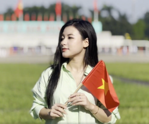 Người dân Hà Nội dậy từ 5 giờ sáng, tự hào chờ đón lễ thượng cờ tại quảng trường Ba Đình trong ngày Tết Độc lập