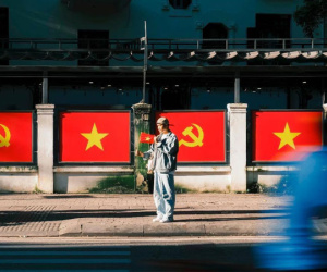 'Đi giữa cờ hoa' - khi người trẻ lan toả lòng yêu nước bằng sự 'sáng tạo' đẹp đẽ thế đấy!