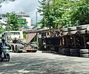 Container lật ngang, đè nát xe máy ở TP HCM