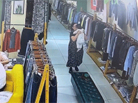 Mẹ vô tình ngã đập lên con trong lúc vui đùa cùng đứa trẻ