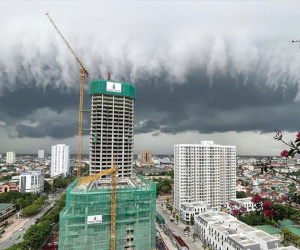 Dải mây cuồn cuộn như vòi rồng trên bầu trời Nghệ An