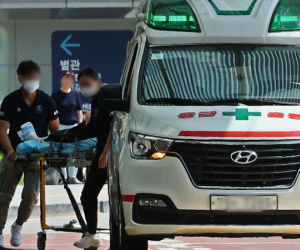 Từ sốt nhẹ, bé gái chuyển sang bị hôn mê sau khi bị 11 bệnh viện từ chối cấp cứu