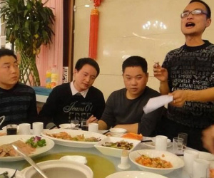 Đi họp lớp, chàng trai bị thầy giáo cũ mỉa mai 'nghèo nên mới ế vợ': Anh chỉ nói 1 câu, thầy phải lập tức xin lỗi, bạn bè cúi gằm mặt hổ thẹn