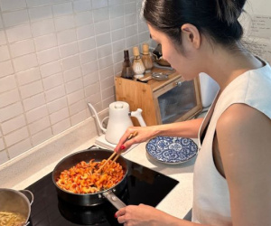 'Nàng dâu hào môn' Tăng Thanh Hà tự tay vào bếp đãi bạn, thực đơn toàn món dân dã nhưng cực ngon