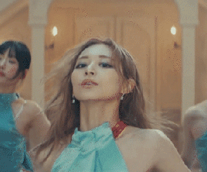 Mỹ nhân được bình chọn đẹp nhất thế giới tung MV solo đập tan nghi vấn bị phân biệt