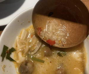 Chuỗi nhà hàng KhaoLao xin lỗi về scandal bán 'soup Tomyum lẫn vụn mì nát', cam kết không dùng đồ ăn thừa nấu lại cho khách hàng