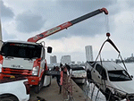 Thót tim tình huống xe cẩu suýt lật nghiêng khi cứu hộ xe bán tải rơi xuống nước