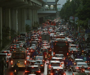 Tránh siêu bão Yagi, nhiều người tan sở sớm khiến đường phố tắc nghẽn