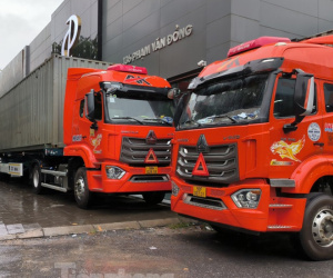 Người Hà Nội dùng bao cát gia cố nhà cửa, chi tiền thuê xe container ngăn gió, chống bão Yagi