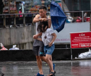 Hà Nội trước khi bão YAGI đổ bộ: Đường phố vắng vẻ, mưa gió tạt mạnh khiến người dân gồng mình chống chọi