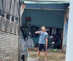 Mâu thuẫn với vợ, người đàn ông kề mã tấu vào cổ dọa tự sát