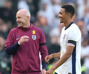 Hài hước ở UEFA Nations League: HLV tuyển Anh ngồi nhầm băng ghế chỉ đạo của đối thủ