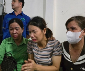 Người vợ trẻ khóc nức nở ngóng tin chồng sau vụ sập cầu Phong Châu: 'Chồng cháu ở dưới đấy rồi, cháu biết làm sao...'
