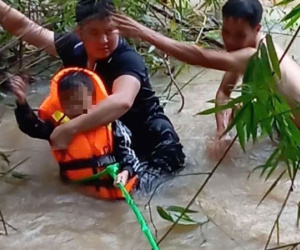 Vượt dòng lũ dữ, 2 người đàn ông 'quên mình' cứu hộ bé trai bị lũ cuốn cùng bố tại Tuyên Quang