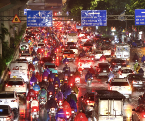 Đường phố Hà Nội ngập nặng, ùn tắc nghiêm trọng sau mưa lớn