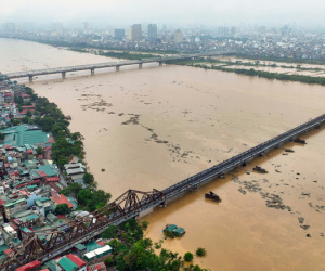 Nước lũ cuồn cuộn tràn về Hà Nội, bãi giữa sông Hồng chìm nghỉm