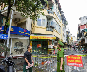 Hà Nội phong tỏa nhà 3 tầng trên phố cổ bị nghiêng sau bão số 3