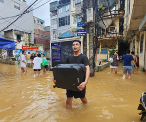 Người dân quận Hoàn Kiếm hối hả chạy lũ sông Hồng tràn vào trong xóm