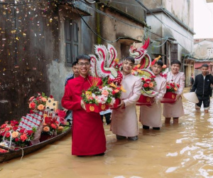 Đám cưới ngày lụt: Chú rể Bắc Ninh bì bõm lội nước rước nàng về dinh