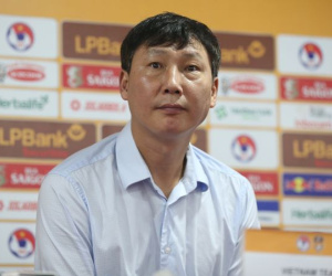 HLV Kim Sang-sik: Cầu thủ Việt Nam cần rèn luyện thêm để bằng Thái Lan