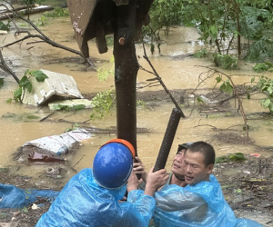Người dân bãi Thúy Lĩnh (Hà Nội) căng mình chặn nước lũ tràn vào khu dân cư