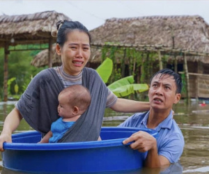 Sự thật về bức ảnh vợ chồng cùng con nhỏ khóc trong 'biển' nước lũ tại Hà Giang