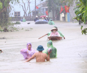Người dân 'rốn lũ' Chương Mỹ: Nước ngập sâu ngang ngực, vội vã chạy lũ dưới cơn mưa tầm tã
