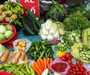 Chợ Hà Nội: Mùi tàu và hành lá đắt ngang thịt lợn, giá rau xanh tăng gấp 2-3 lần