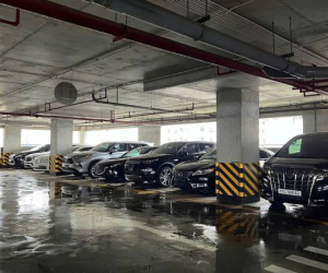 Nhiều bãi đỗ xe trên cao tại Hà Nội hết chỗ, giá đắt nhất 450 ngàn/đêm