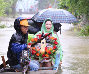 Đám cưới đặc biệt tại 'rốn lũ' Hà Nội, cô dâu mặc trang phục 'xuề xoà' về nhà chồng nhưng chẳng ai chê trách