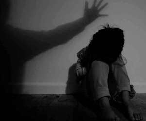 Người đàn ông dâm ô bé gái 8 tuổi, chỉ dừng lại khi nghe tiếng của con trai