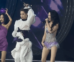 Cam thường soi màn trình diễn của Hương Giang và Pháp Kiều