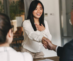 Nhà tuyển dụng hỏi: 'Sếp và bạn học cùng mượn xe, bạn sẽ cho ai mượn?', người EQ cao trả lời khôn ngoan, ghi điểm tuyệt đối, được nhận ngay!