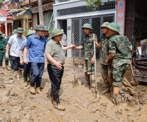 Thủ tướng lội bùn thăm hỏi dân, động viên các lực lượng cứu hộ tại Yên Bái
